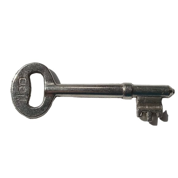 Antique Skeleton Key, Old Key, Vintage Silver Tone Key - Picture 9 of 9